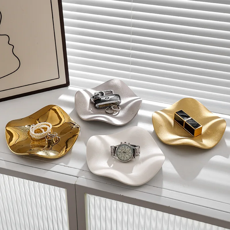 

Необычная цветочная тарелка для хранения ювелирных изделий специальной формы, тарелка для демонстрации ювелирных изделий, гальваническая легкая роскошная керамическая тарелка-маятник