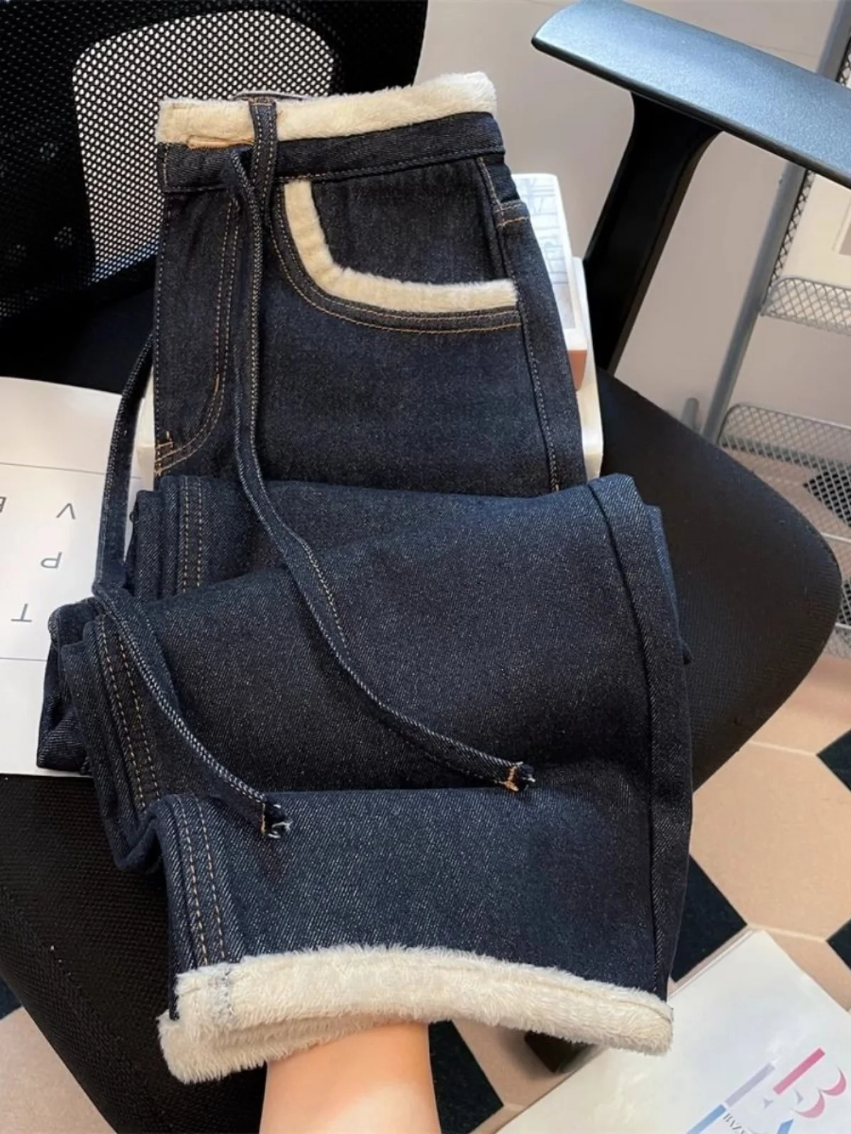 

Утепленные женские джинсы в американском стиле ретро, зимние прямые темно-синие теплые брюки с высокой талией, женские широкие плюшевые джинсовые брюки с необработанными краями