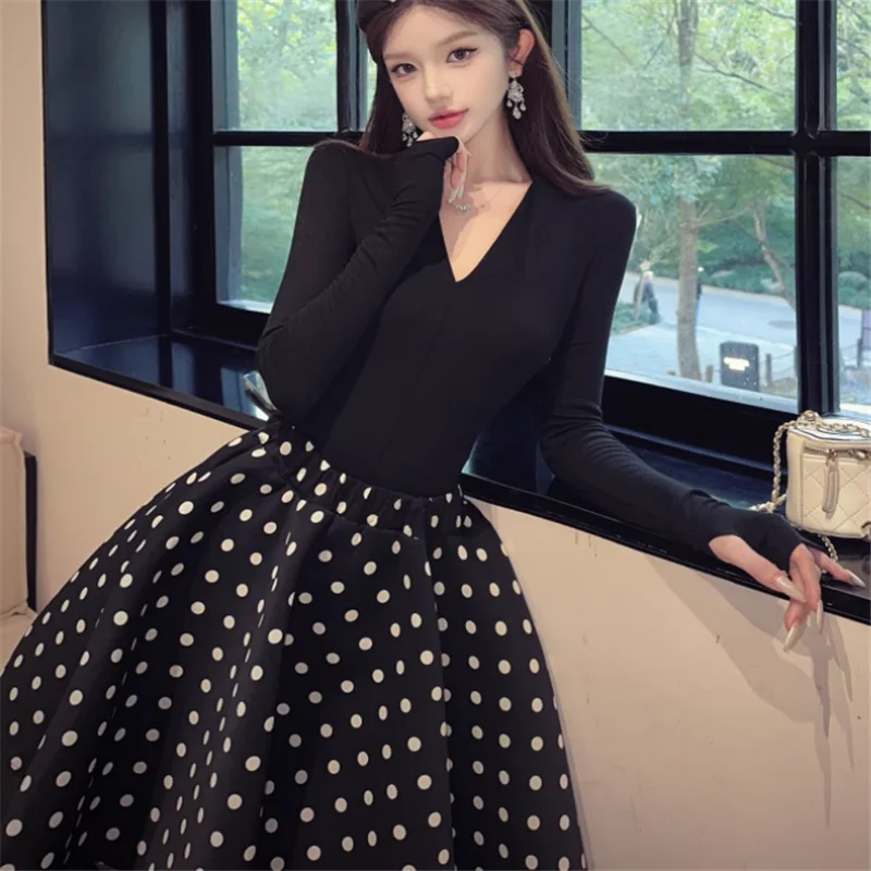 ชุดเดรสวินเทจสไตล์เฮปเบิร์นสีดำ 2 ชิ้น เสื้อยืดคอวีแขนยาวทรงเข้ารูป & กระโปรงทรงพองลายจุดเอวสูง ชุดเข้าเซ็ต 2 ชิ้น