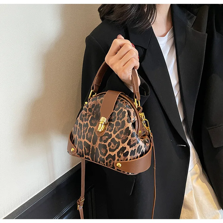 

​​2025 Leopard Print Tote Bag Edgy Sweet Shoulder Purse for Women Spacious Crossbody Bag Versatile Stylish Handbag​