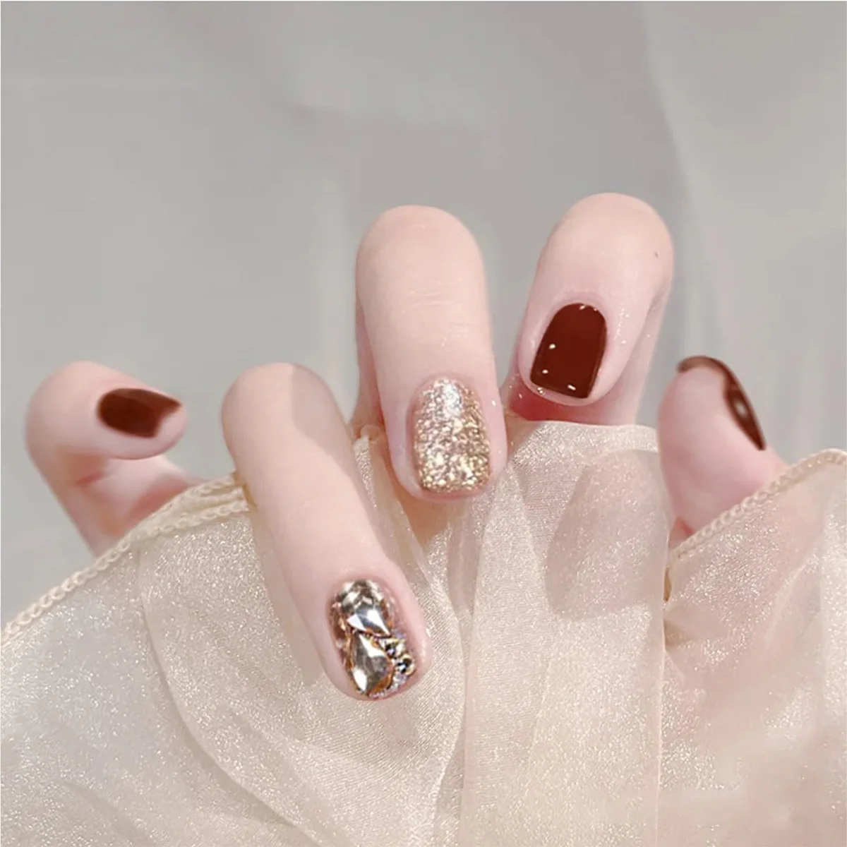 24Pcs Short Square Ballet Red False Nails French Minimalism Rhinestone Acrylic Manicure Retro Sweet Detachable Stick on Nails