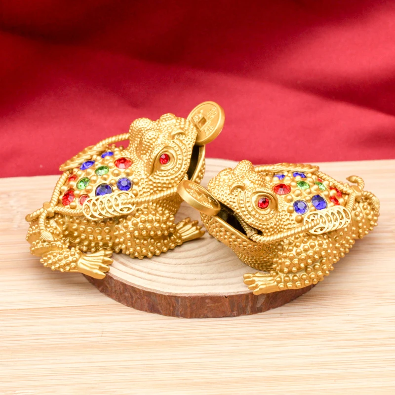 

【xxx】Gold Colour Frog Statue Feng Shui Three Legged Wealth Toad Golden Figurine Good Luck Fortune Frog Home Office Decor Gifts