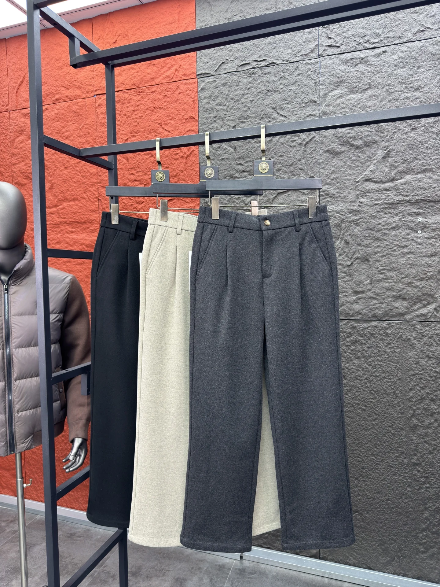 กางเกงขายาวทรงตรงลำลองสำหรับผู้ชาย บุขนด้านใน อุ่นสบาย เหมาะสำหรับฤดูใบไม้ร่วงและฤดูหนาว สีพื้น แบรนด์ Pampa& ผลิตจากโพลีเอสเตอร์ผสมคอตตอน...