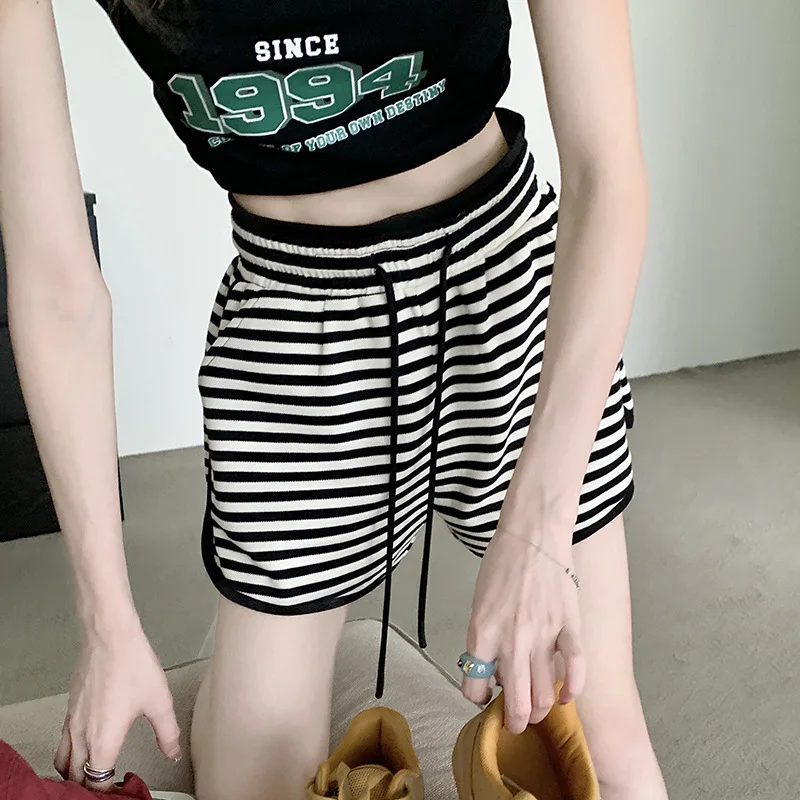 Short d'été à rayures noires et blanches pour femmes, taille élastique fine, ample et fine, jambes larges, pantalons chauds, nouvelle collection 2025