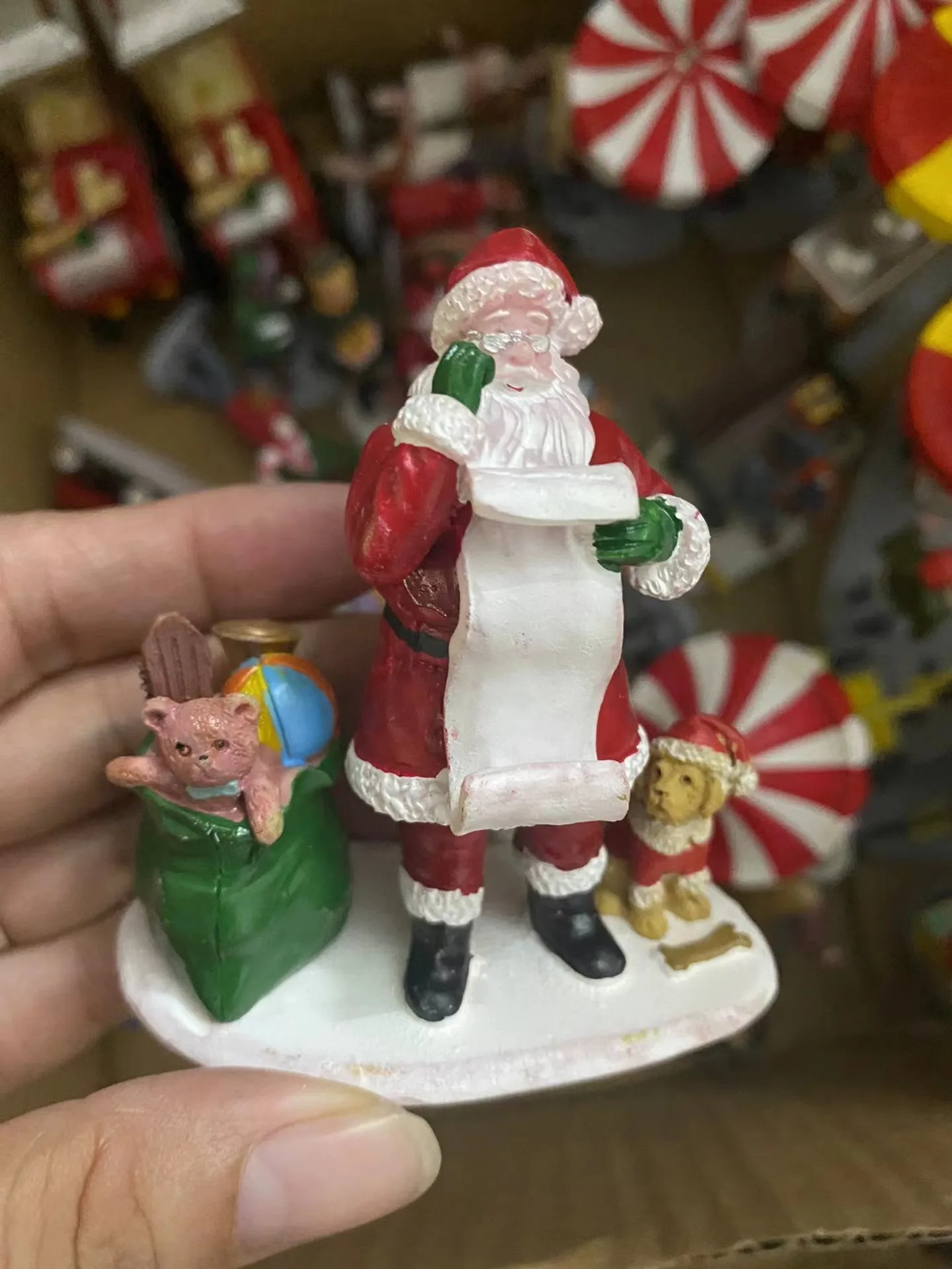 Resin figure mental psychological sand table game box court therapy  santa reading bill
