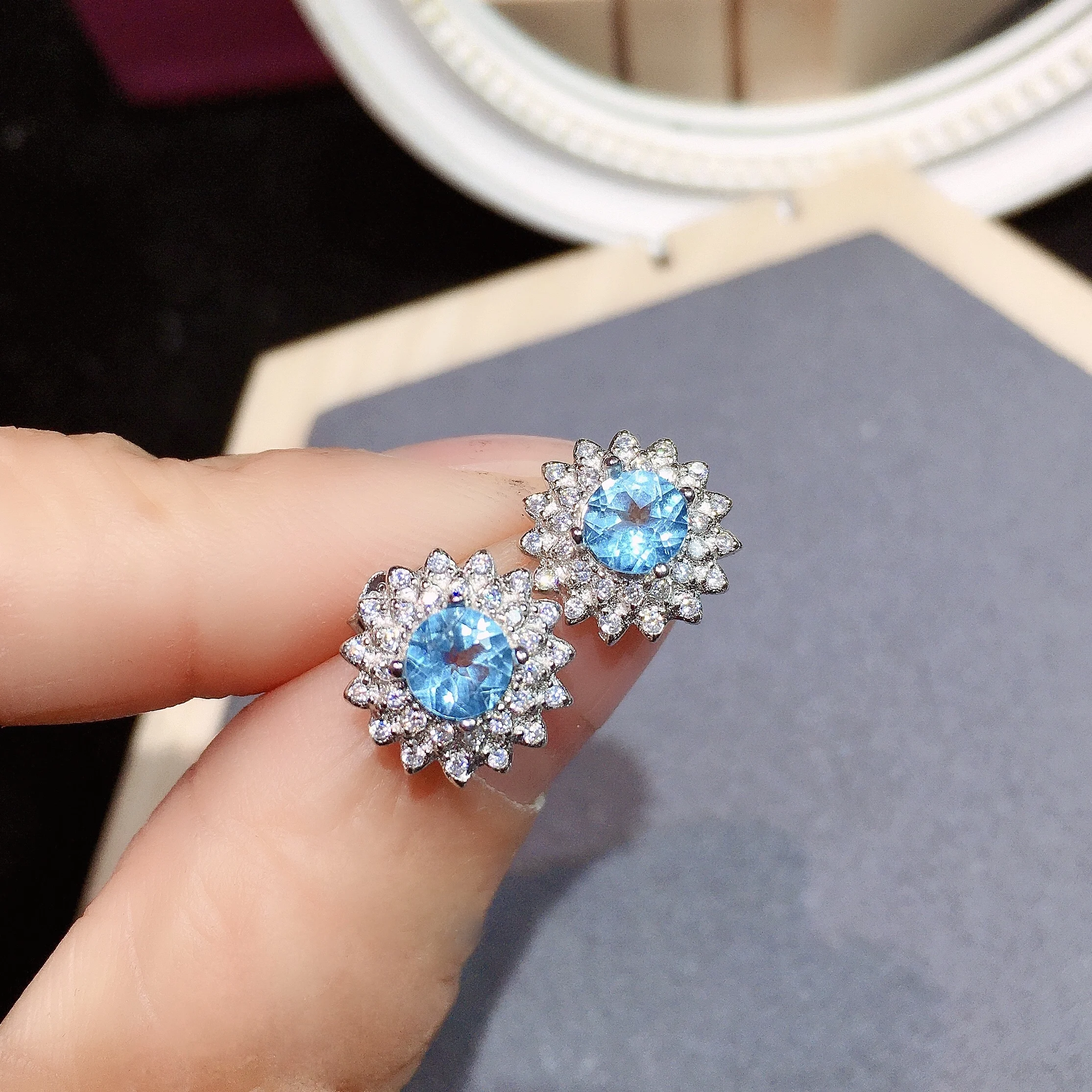 

Classic 925 Silver Topaz Stud Earrings 5mm*5mm Total 1ct Natural Light Blue Topaz Earrings for Woman Gift