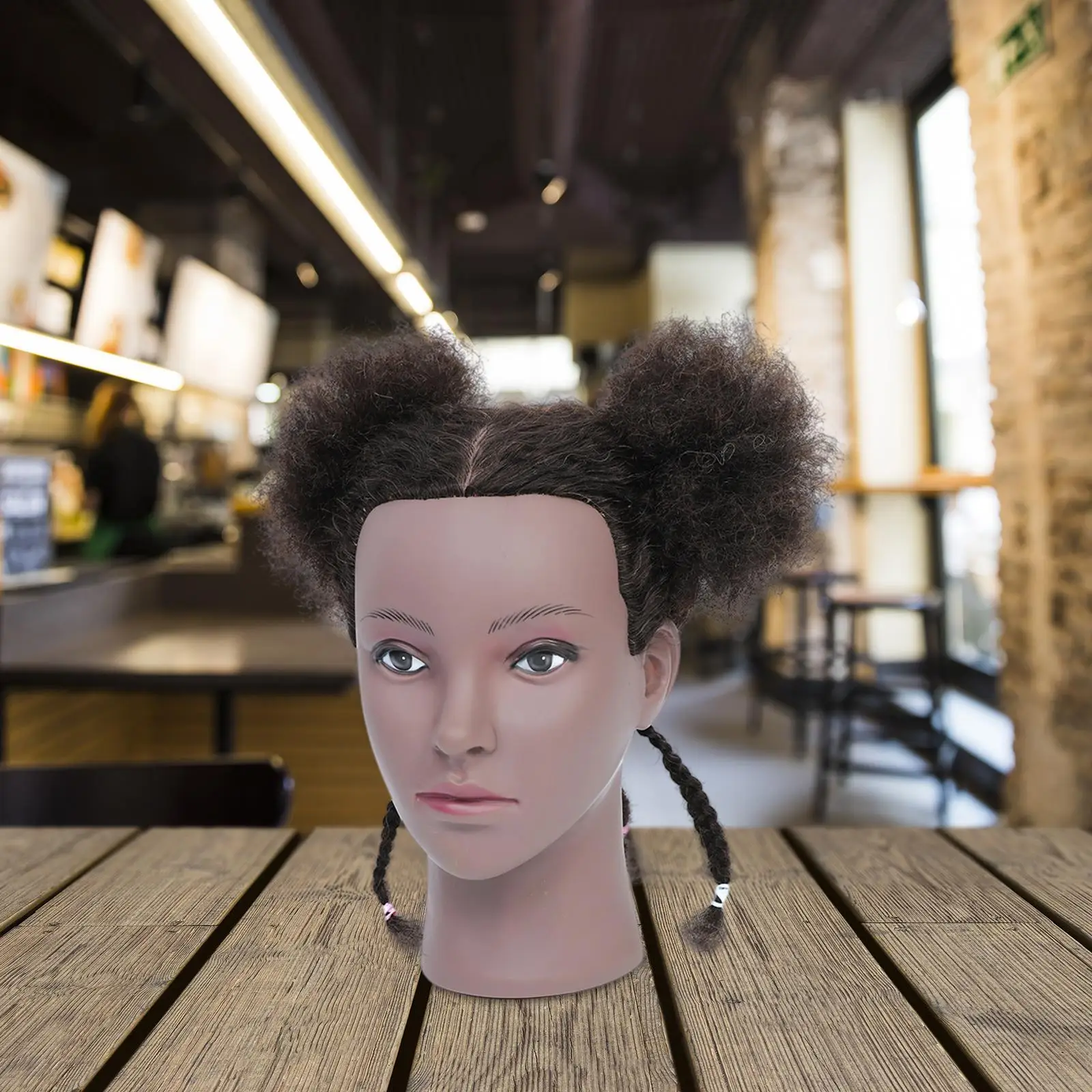 رأس عارضة أزياء مع رأس تجميل أفريقي مجعد لتصفيف الشعر