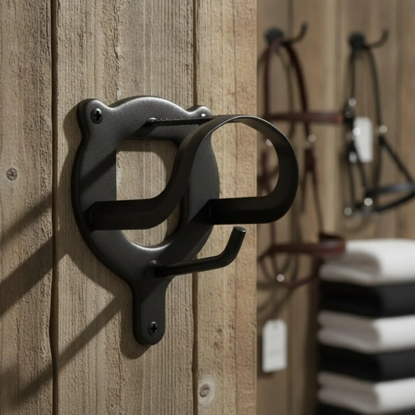 Sturdy Iron Bridle Hook for Wall Mounted Equestrian Headstall Hanger with Curved Lower Bracket