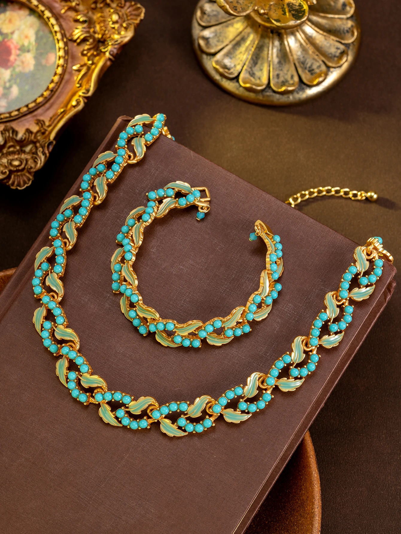 1 Bracelet and 1 Necklace for Women, Fashionable Jewelry with a Bohemian Style, High-End Court Style, Ethnic Light Luxury, and Vacation Style
