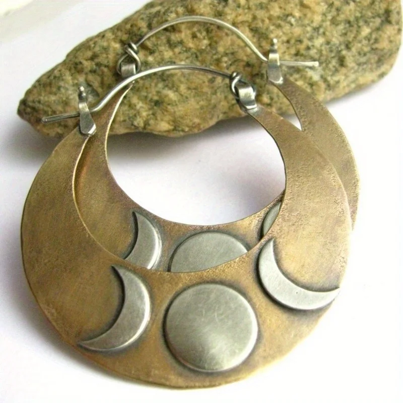 Ethnische goldfarbene Metall-Creolen mit runden Schnitzereien und Mond für Damen, Vintage-Schmuck
