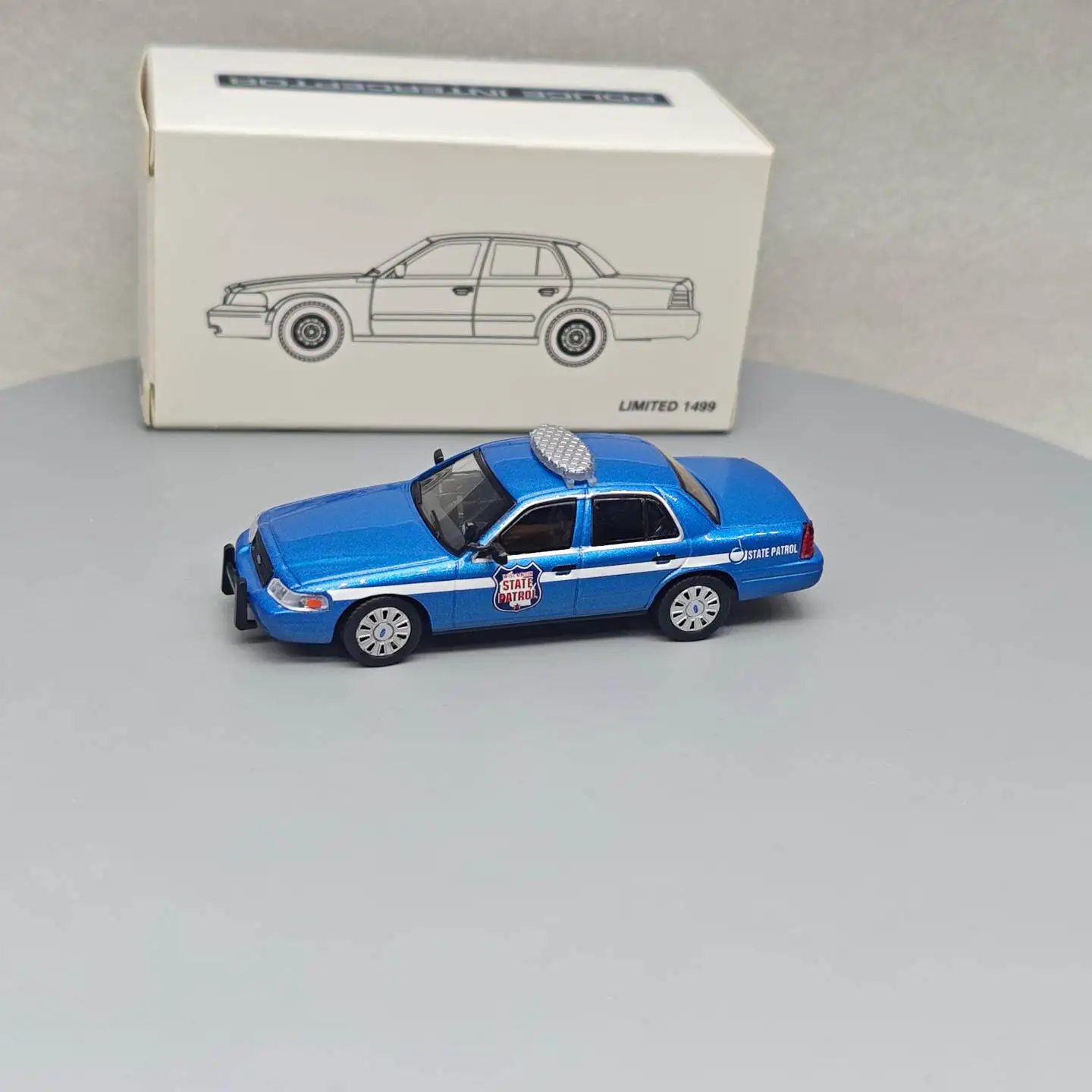 596 1:64 CV Crown Victoria-Wisconsin Patrol 596 104 Diecast Alloy Car Model Collectible Gift