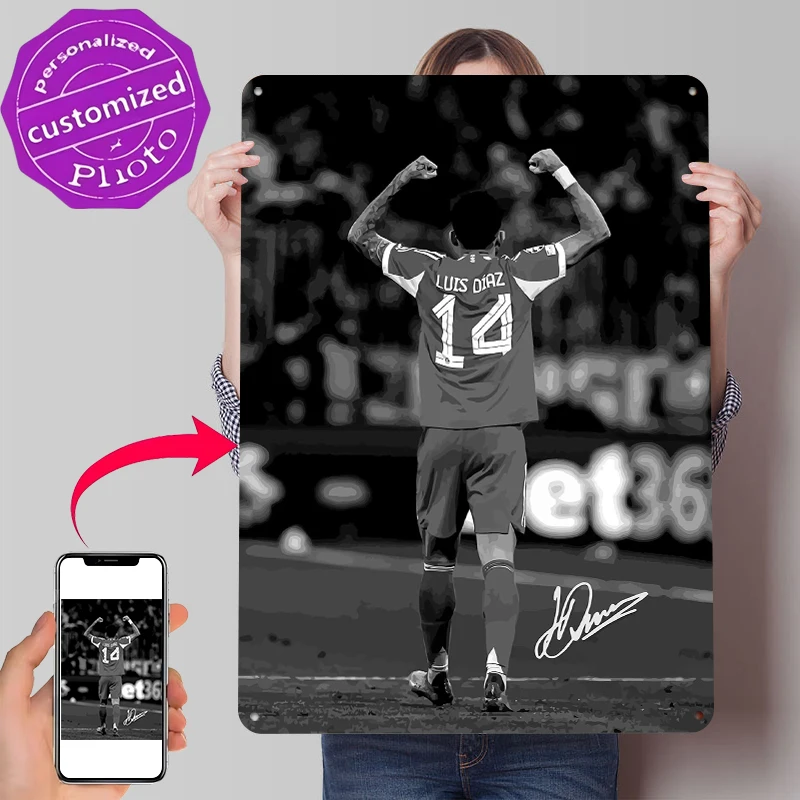 Luis Diaz Feiert mit angehobenen Armen – Blechposter, personalisierte Wandkunst, Retro-Vintage-Metallschilder für Fanzimmer, Badezimmer-Dekoration