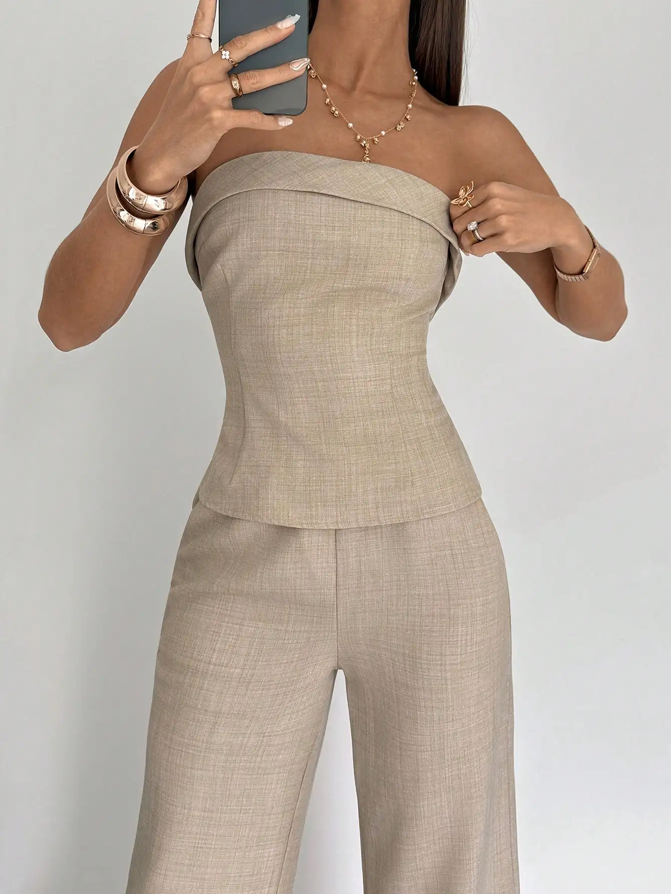 Beige tweedelig pak met strapless top & wijde pijpen voor op kantoor of casual wear