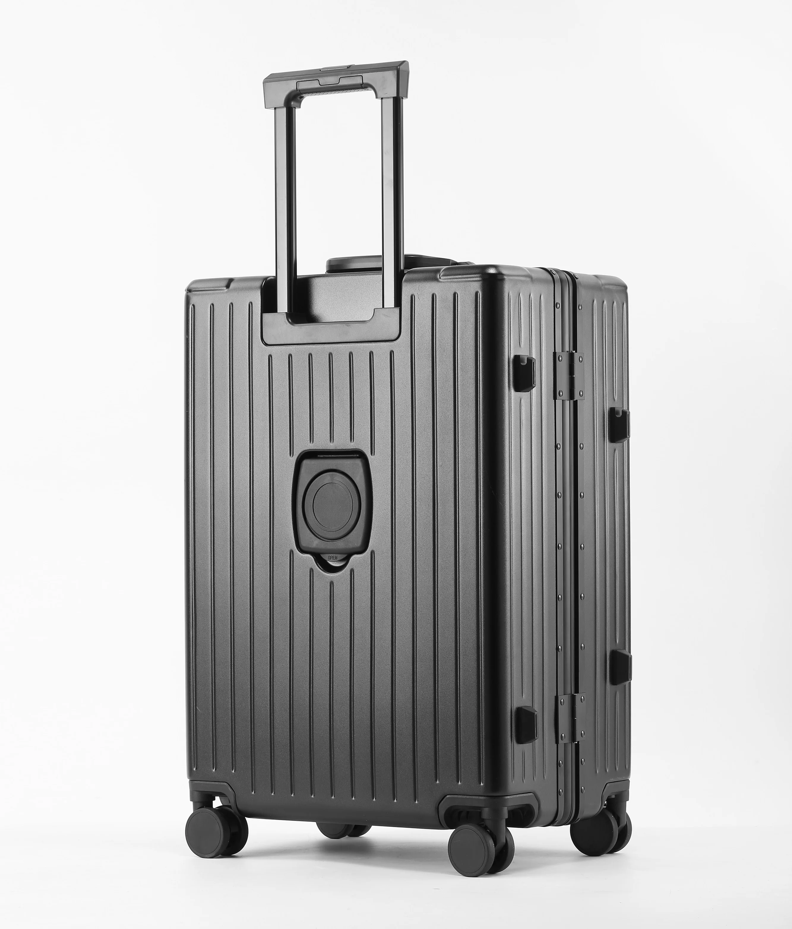 حقيبة أمتعة من الألومنيوم بتصميم جديد لعام 2025 مقاس 20/24 بوصة تحمل على المقصورة وعجلات دوارة وخفيفة الوزن وحقيبة سفر ذات غلاف صلب باللون الأسود