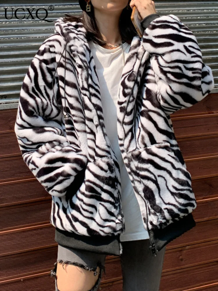 Ucxq moda feminina outerwear estilo europeu solto todos os jogos com capuz zebra impressão grosso quente casaco de pele do falso 2024 outono inverno 271