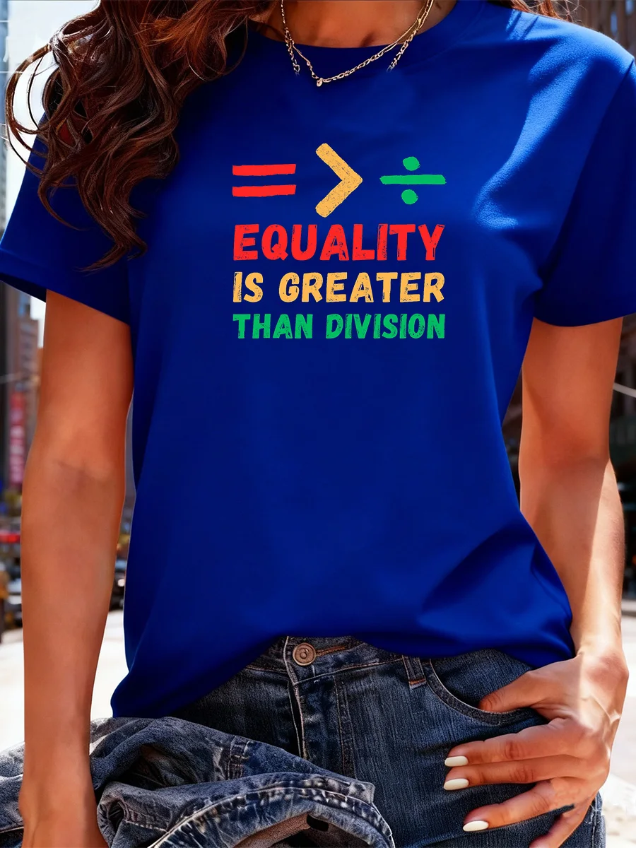 Czarna koszulka z krótkim rękawem i nadrukiem symbole matematycznego oznaczenia: Równość jest większa niż rozdzielenie, okrągły dekolt, codzienna bluzka do noszenia na co dzień.