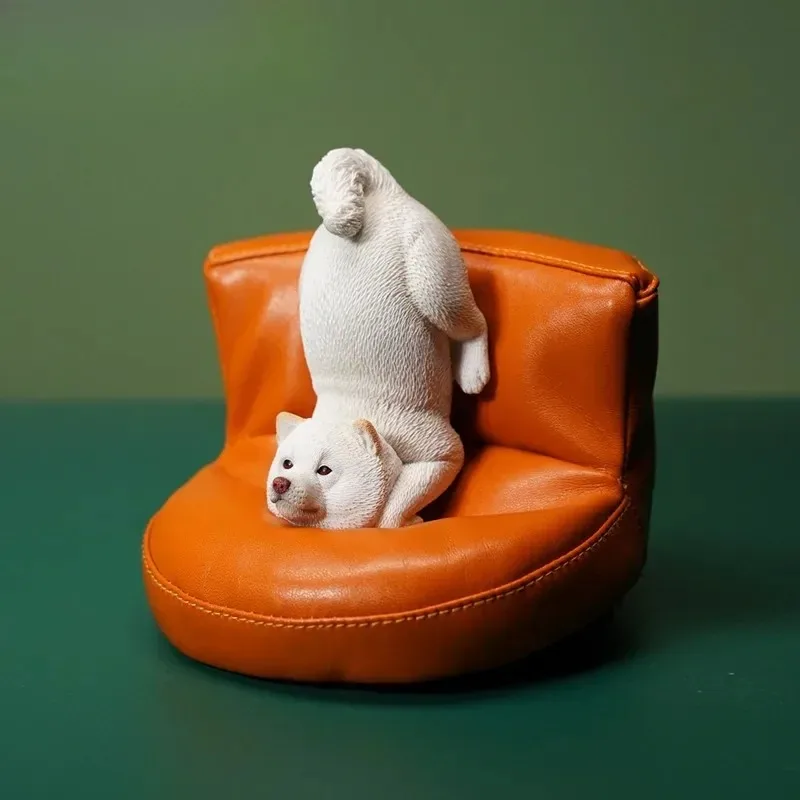 JXK 1/6 Maßstab Harz-Modell Straßenhund mit Sofa und Banane, Heilendes Liebliches Tierfigur, 5x5,5x9cm, Auto-/Schreibtisch-Dekoration