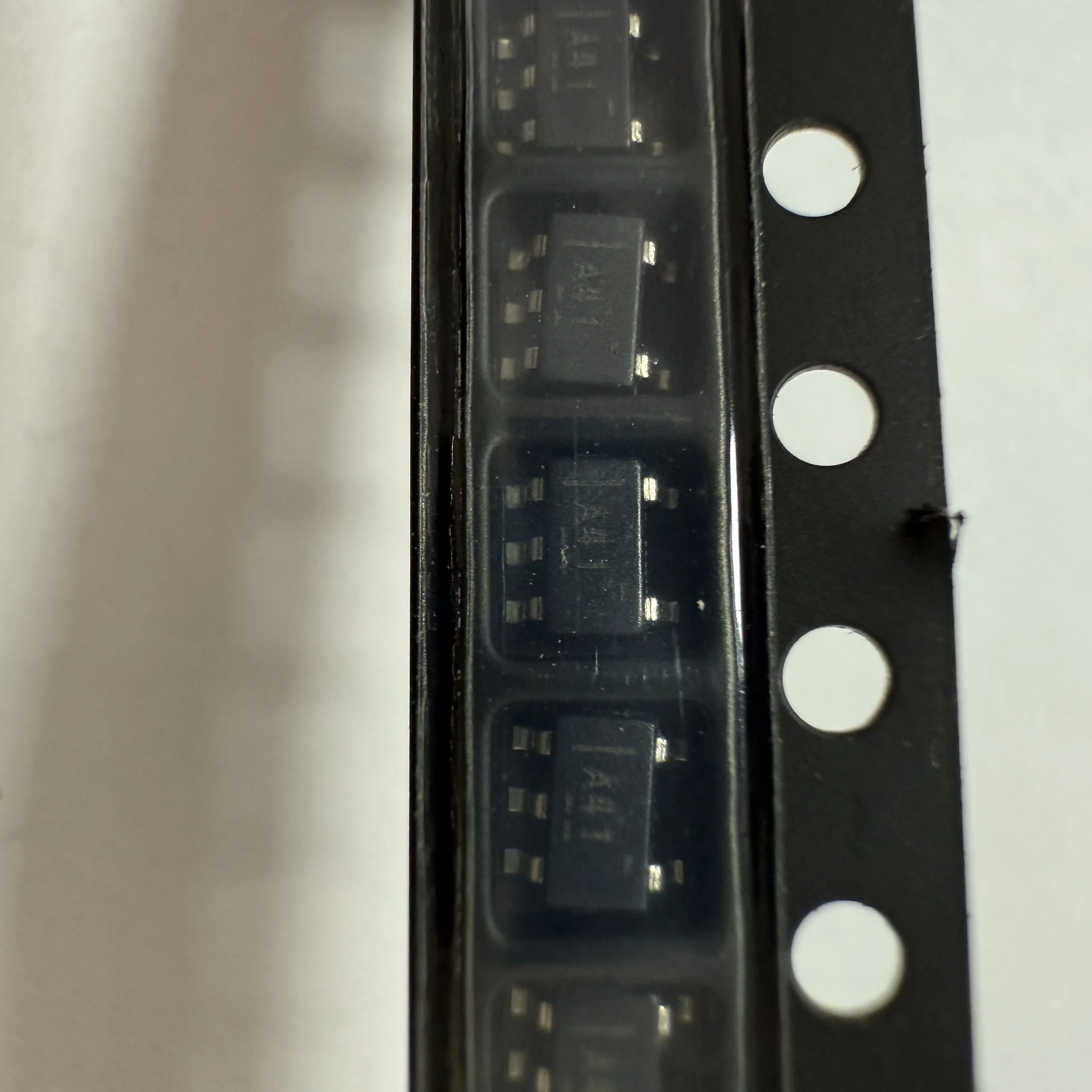 

5PCS/LOT OPA364IDBVR (Operational Amplifier)