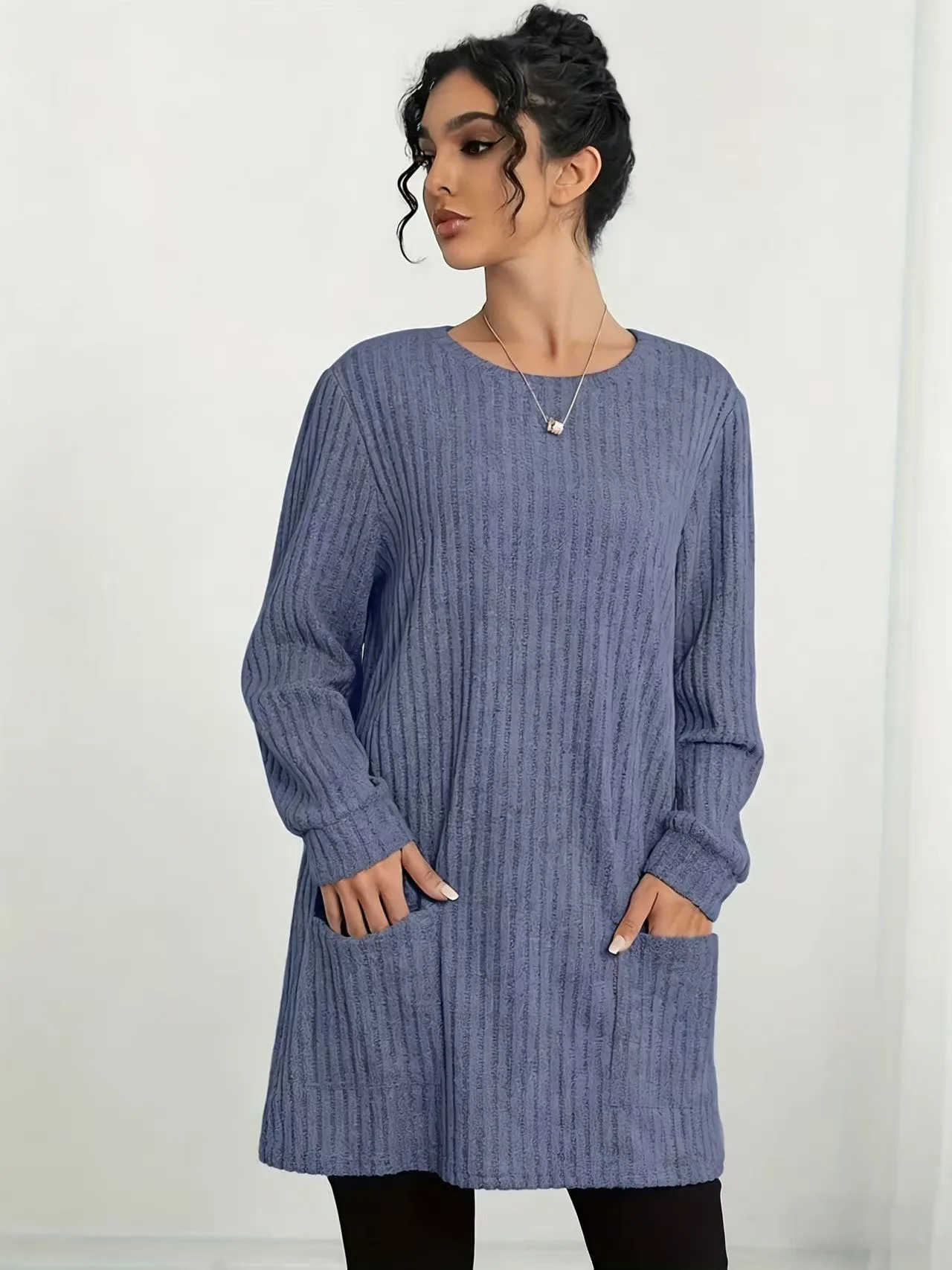 Sukienka plus size, elegancka, z długim rękawem, prążkowana, o luźnym kroju, z detalami kieszeni. Odpowiedni na wiosnę i jesień. Idealny Wybór.