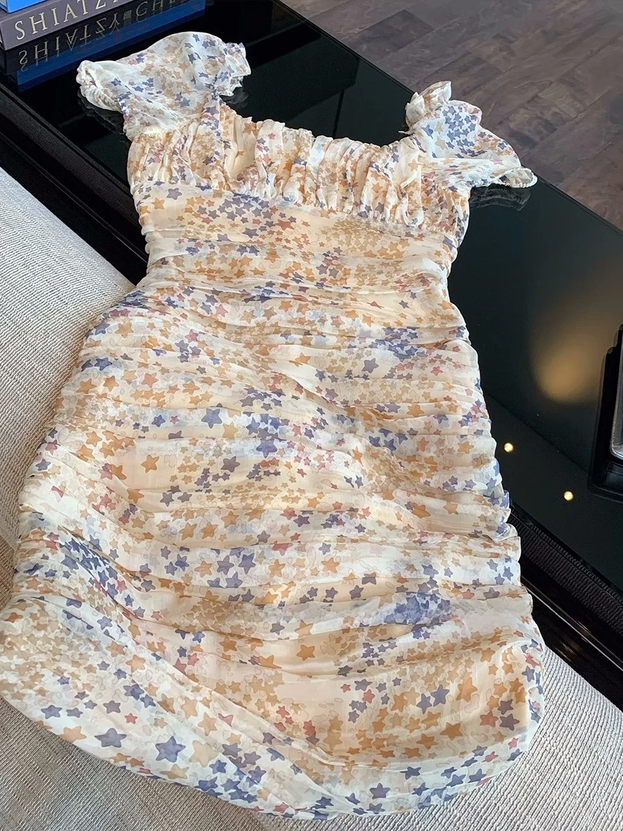 Romantyczna, wyszczuplająca, letnia nowość - spódnica z plisowanymi, bufiastymi rękawami, z wiązaniem w talii i wysokim stanem.