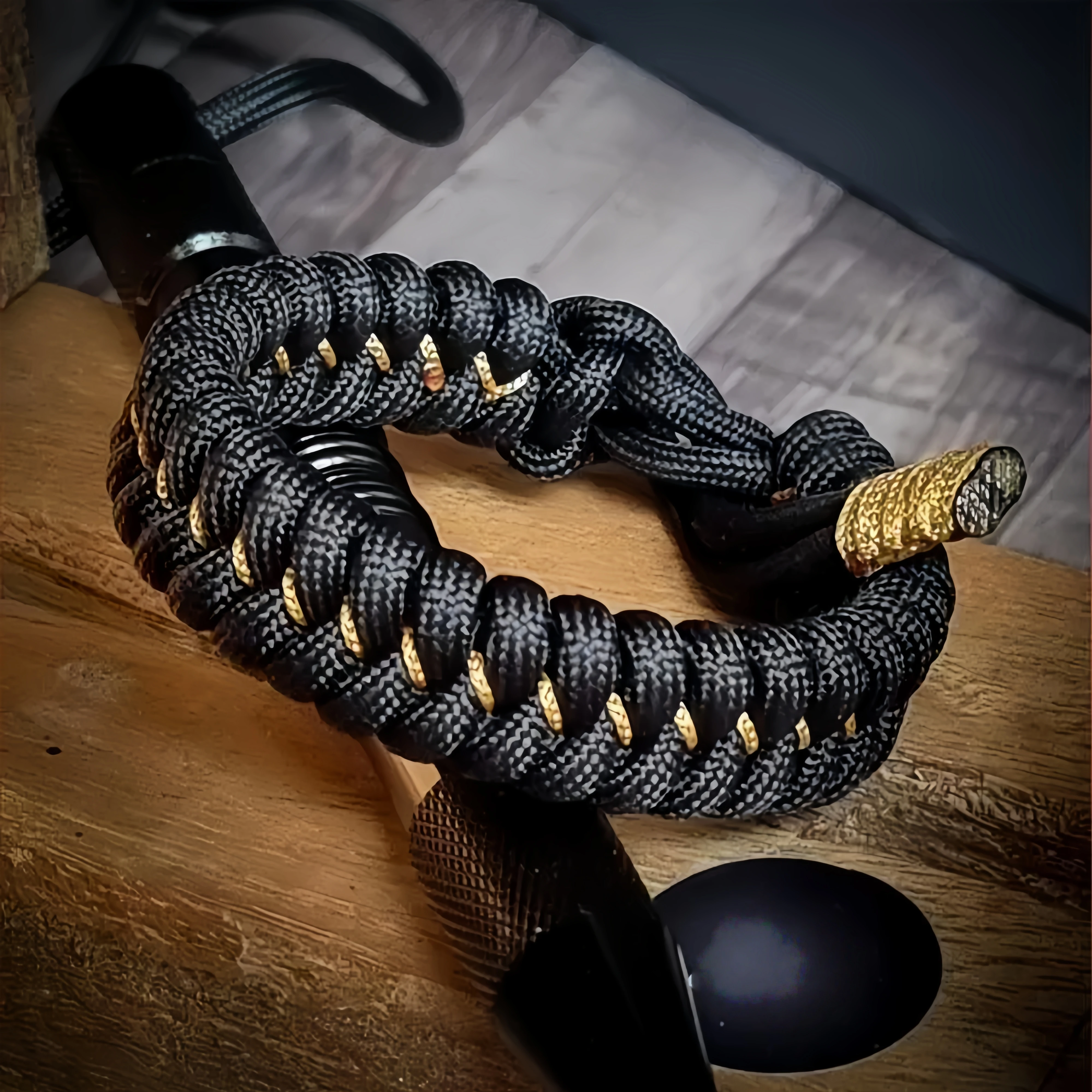 Handgefertigtes Herren-Armband aus schwarzem und goldenem Paracord, breit geflochten, taktische Outdoor-Überlebensausrüstung, langlebiger Sport- und Fitness-Schmuck, Geschenk – Detail 6