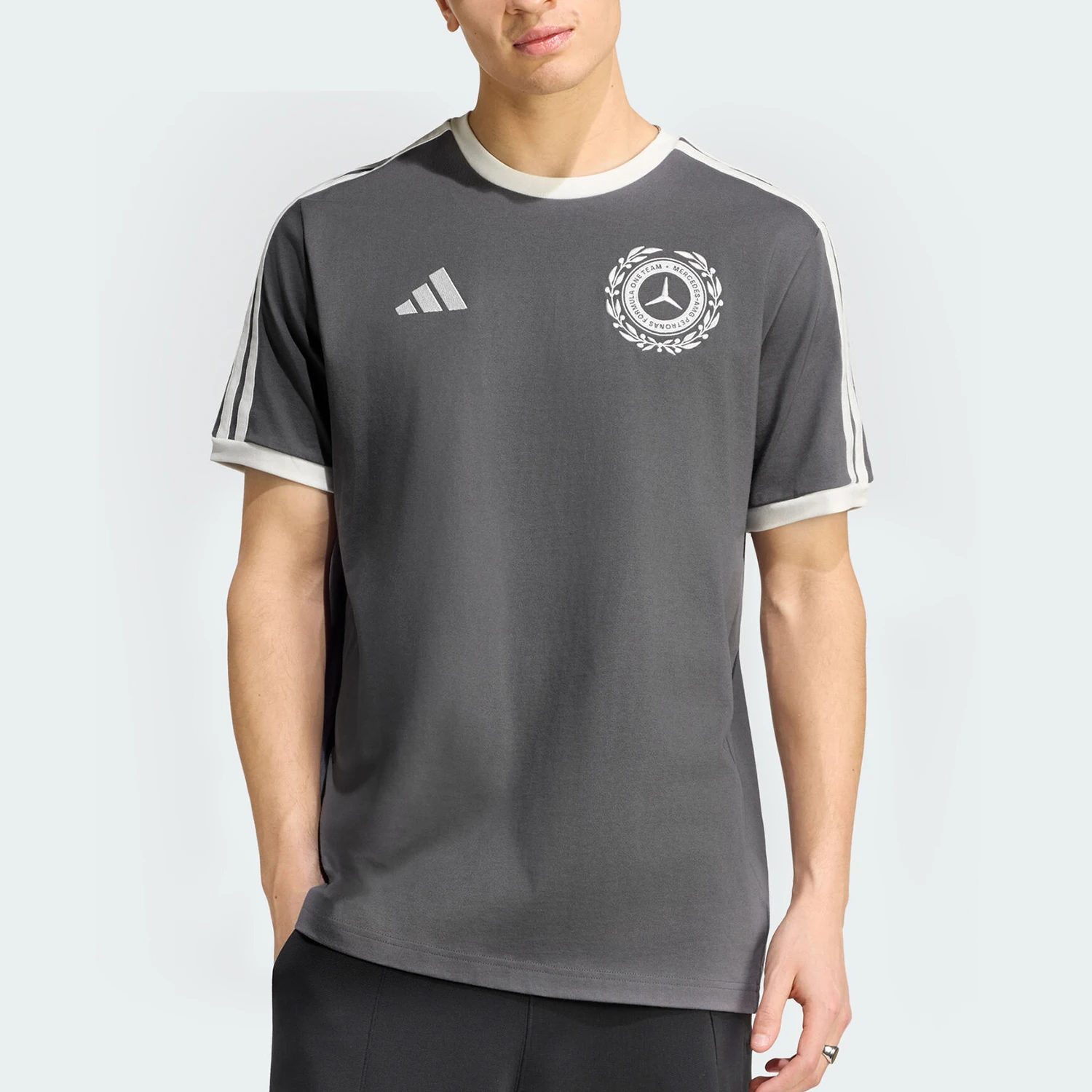 Adidas Original Serie Silver Arrow Nuevo Reloj Gris y Blanco para Hombre, Camiseta de Manga Corta IB7013