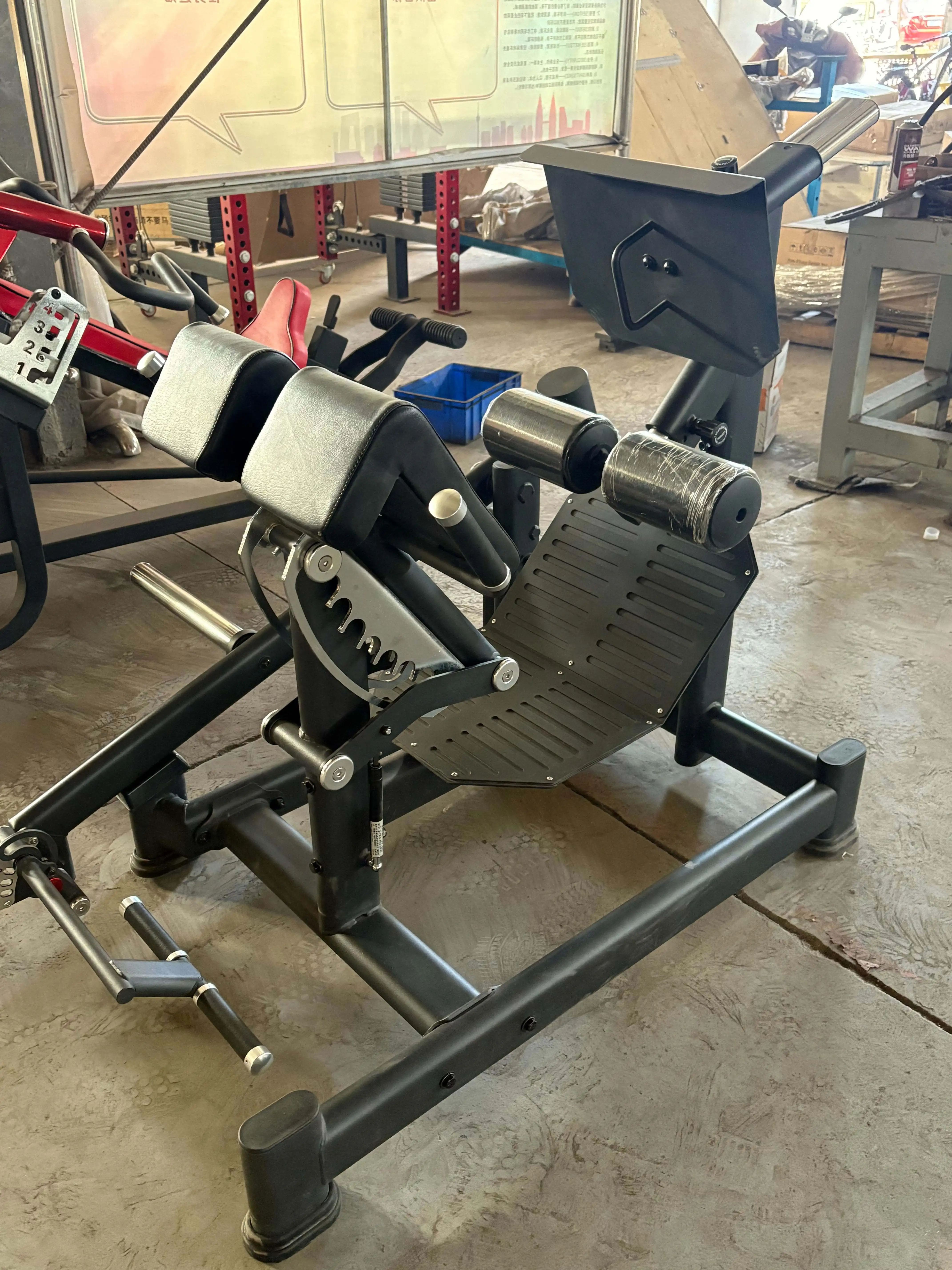 موسع الورك بزاوية مزدوجة الوزن مجانًا مع لوحة تحميل عضلات الورك منشئ أجهزة لياقة بدنية آلة تمارين الورك Thrust حديثًا