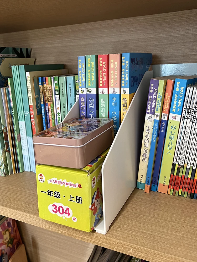 【セール中】階段型二段式本棚オーガナイザー プラスチック製 長方形 シンプルデザイン 無地 オープンタイプ 本収納ラックホルダー