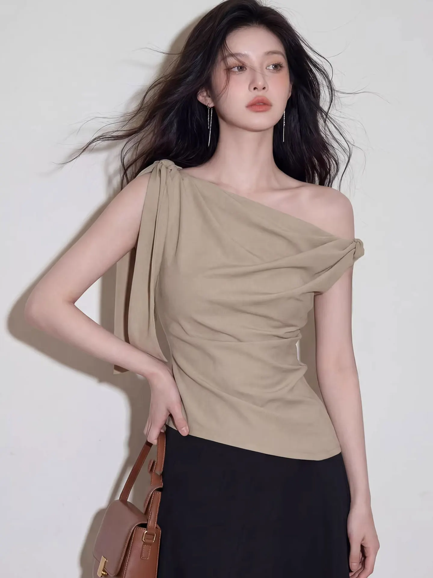 

Asymmetric Design Pure Color Shoulder Bared T Shirt Summer 2026 Elegant High End Style Korean Version Slim Fit Women's Top