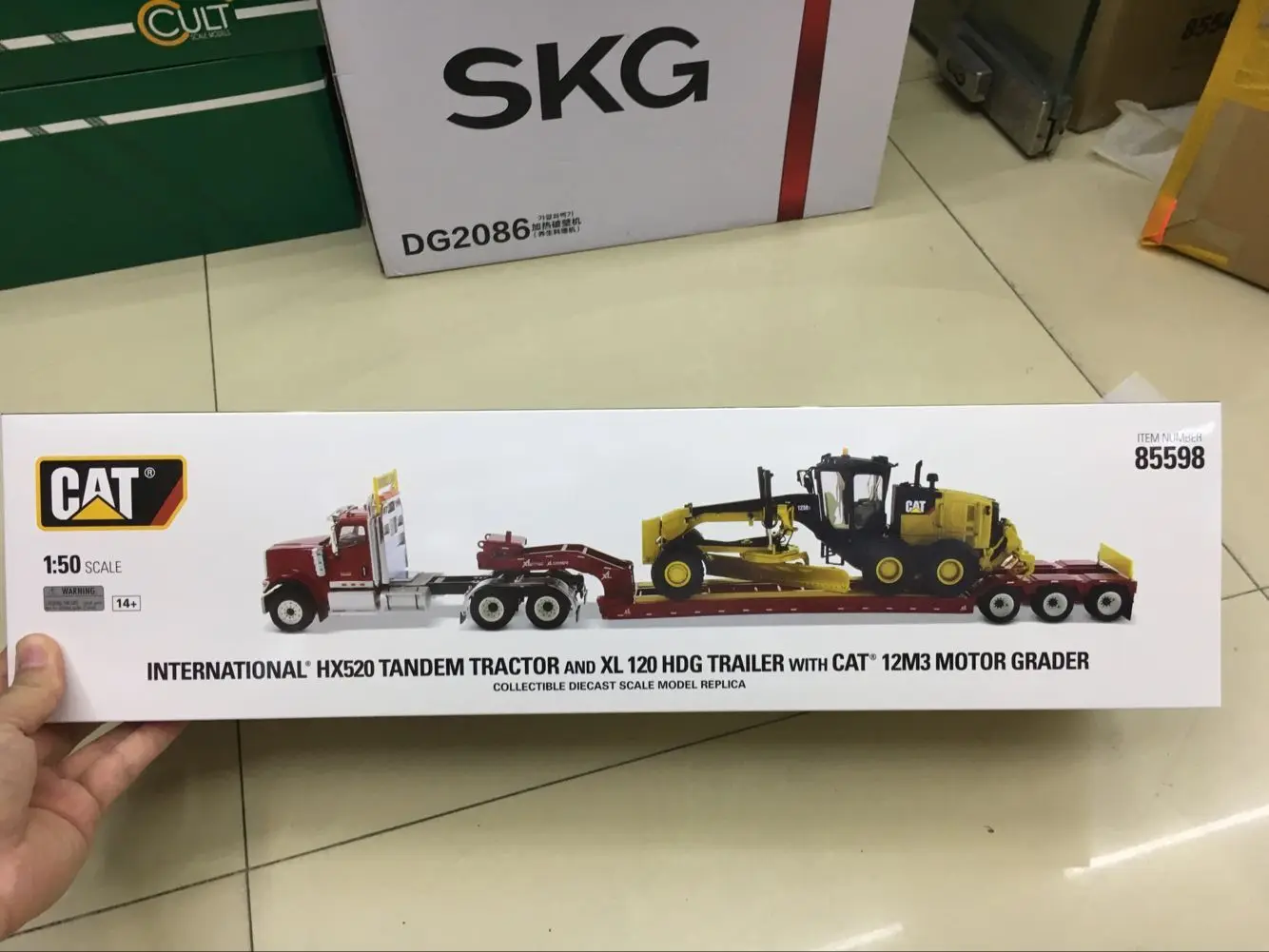 Diecast Masters DM85598 International Hx520 Tractor Low Loader 12M3 1/50 Scale Die-Cast Model