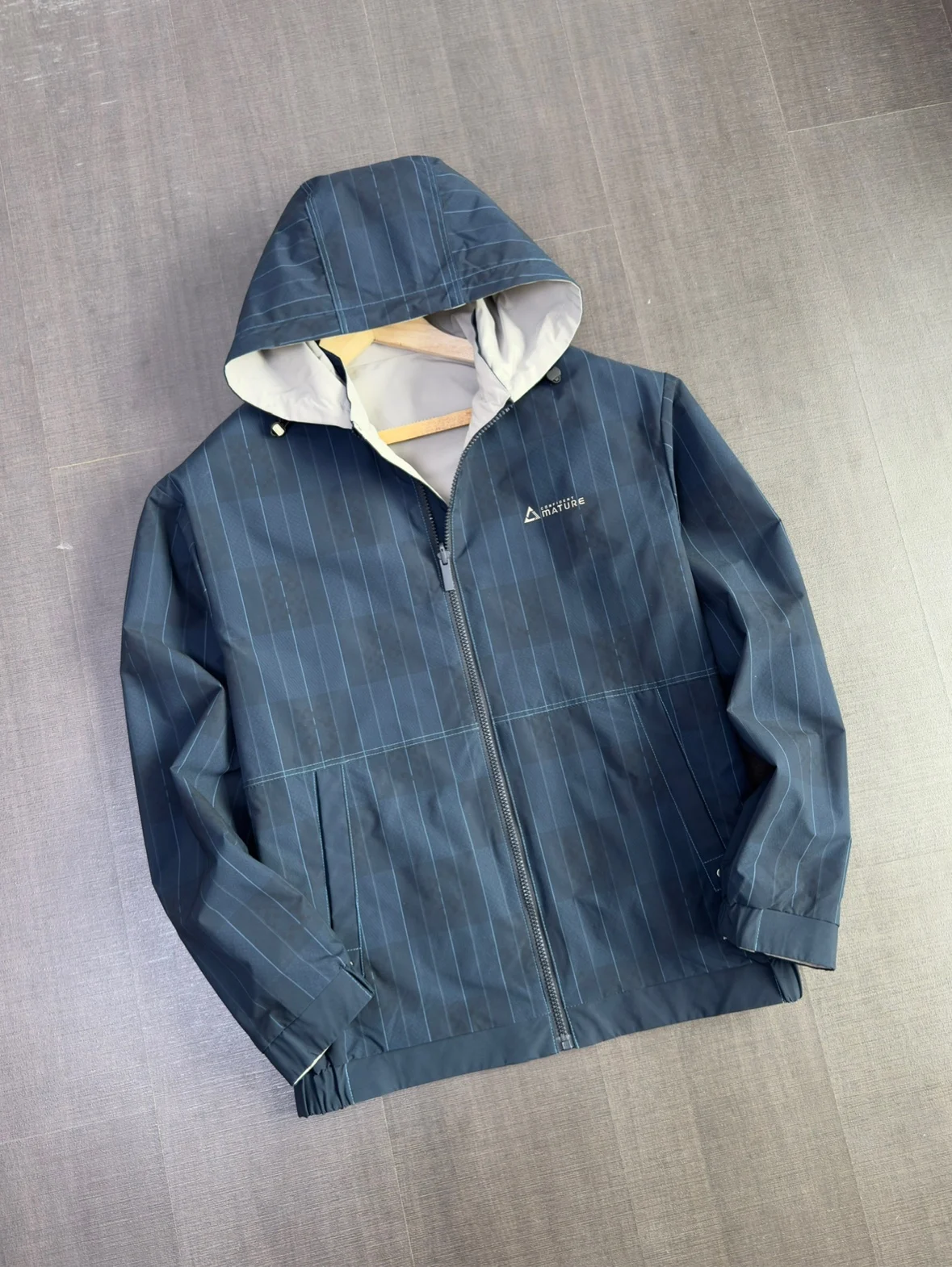 

Двусторонняя носимая деловая повседневная куртка со съемной кепкой. Облегающая застежка-молния из полиэфирного волокна. Длинная застежка-молния.