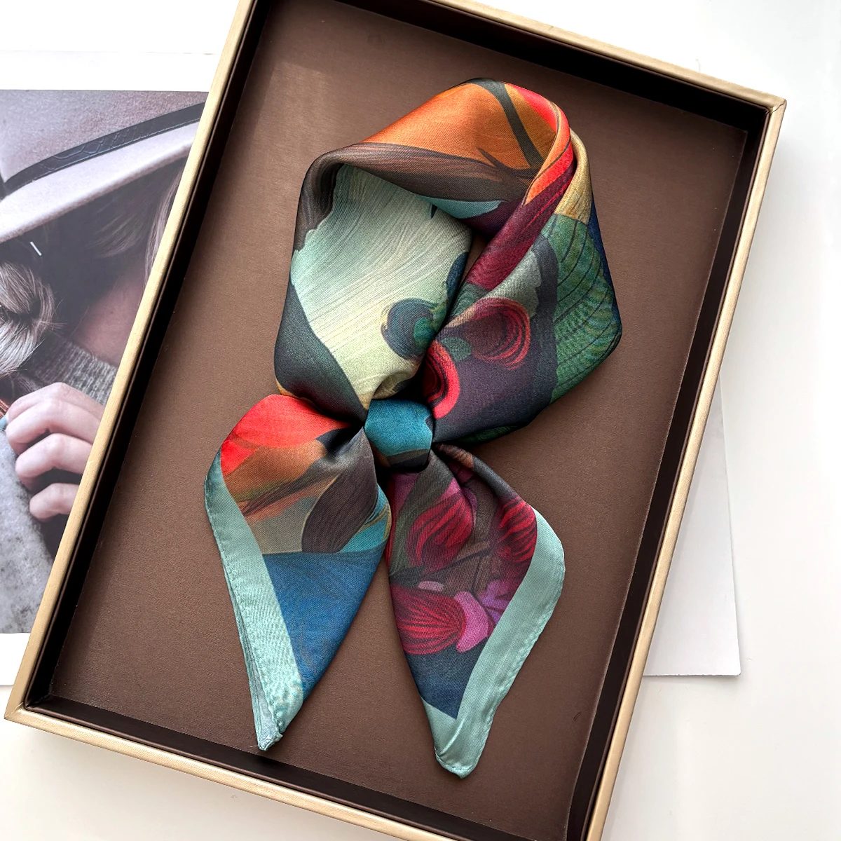 

Стильные шарфы-банданы из искусственного шелка с цветочным принтом, квадратные платки для женщин, роскошные хиджабы, шейные платки, повязки для волос, элегантные шали и накидки