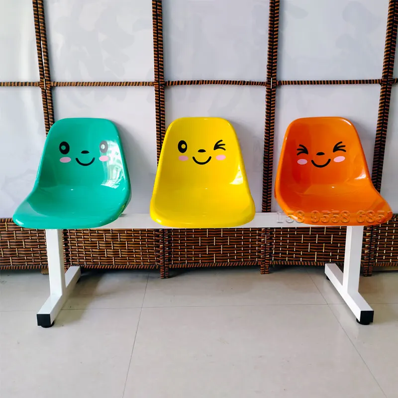 Three-person shopping mall store rest waiting for row seats Internet celebrity clock in photography chair