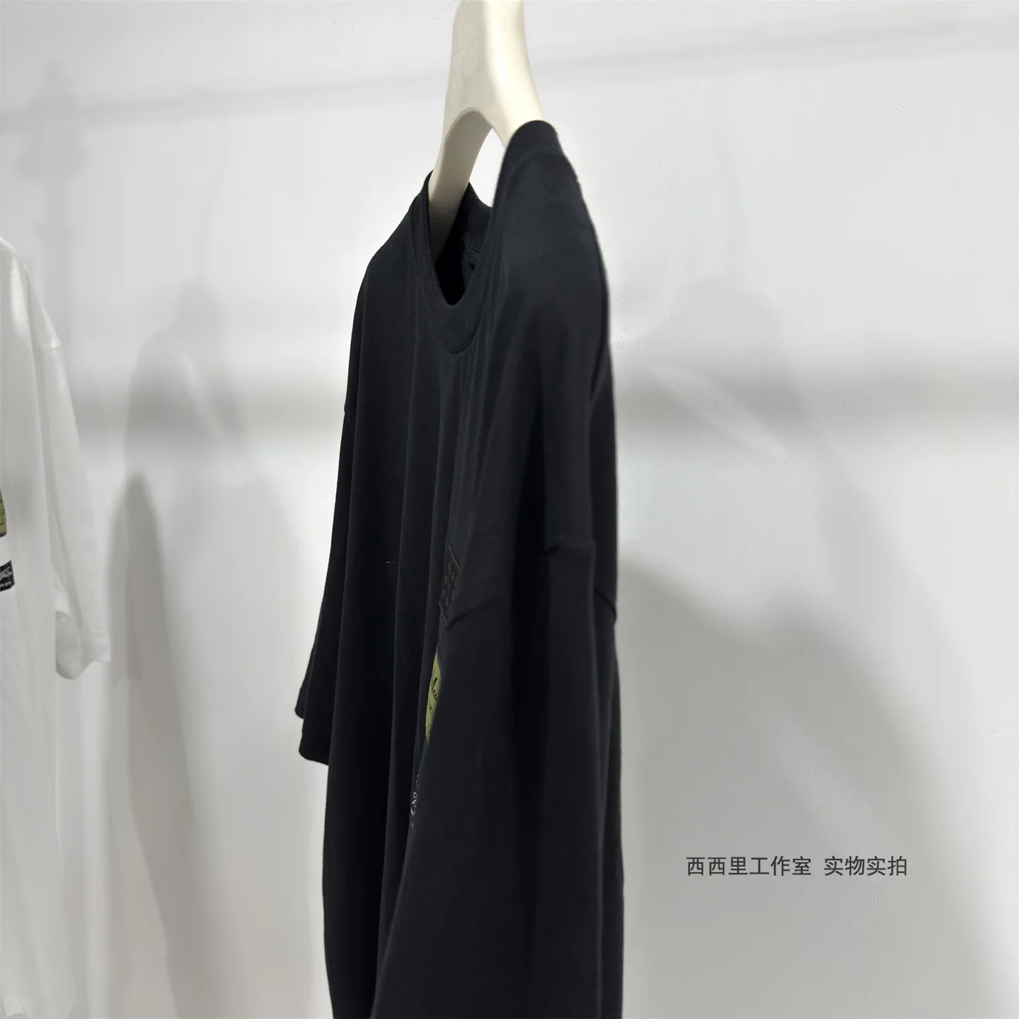 Digital cloth label short-sleeved minimalist style loose round neck casual black and white T-shirt