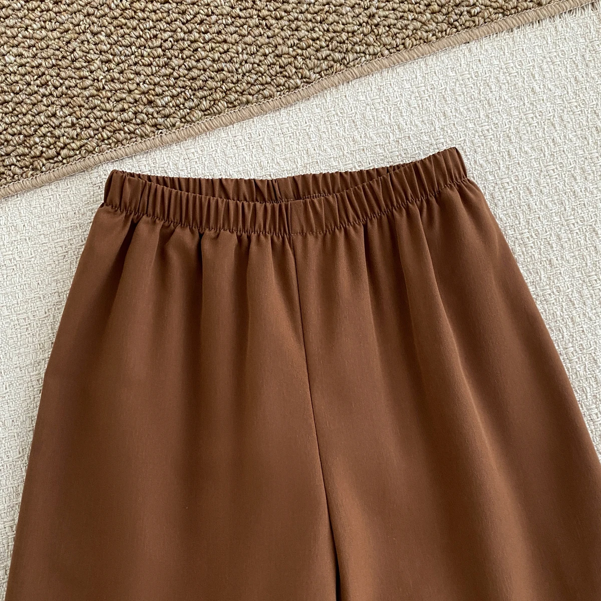 Koreanischer Mädchenanzug, Herbst, neues, süßes Cardigan-Oberteil mit Puppenkragen und langen Ärmeln, modische Hose mit weitem Bein, zweiteiliges Mädchen-Kleidungsset. – Detail 6