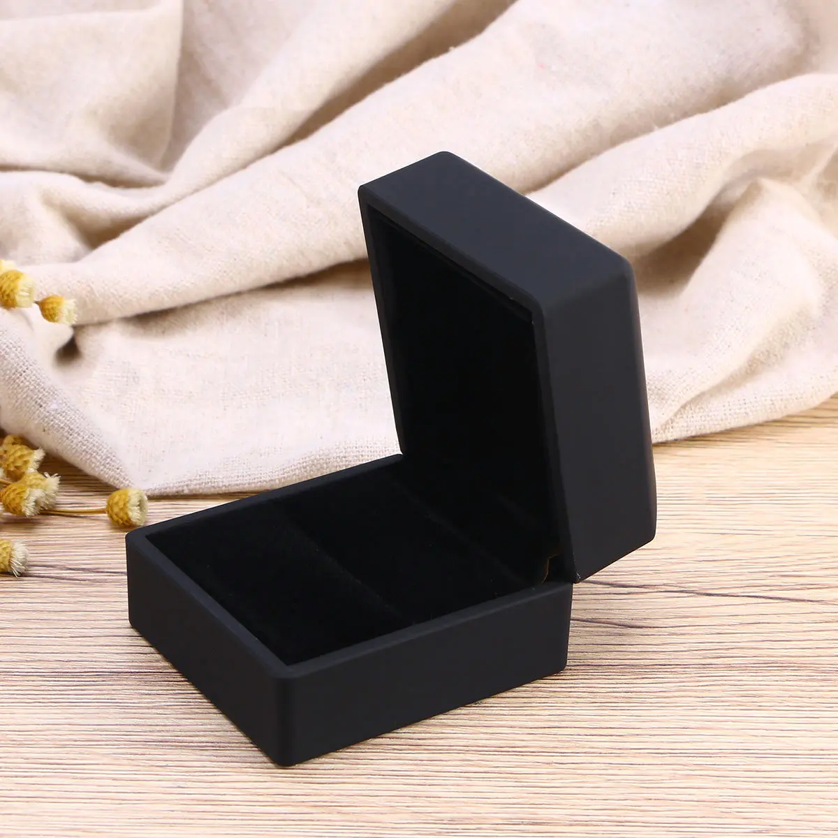

Коробка для обручального кольца, 1 шт., портативный футляр для украшений из АБС-пластика, квадратный, с LED-подсветкой, романтический подарок, черная коробка для хранения обручальных колец