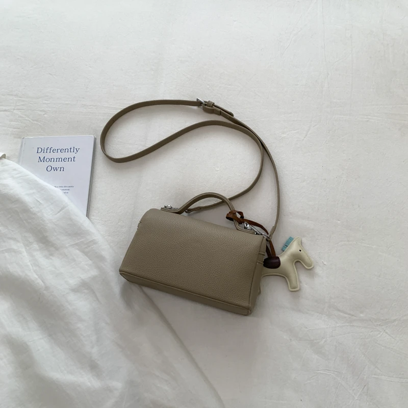 Luxuriöse Handtasche aus Kunstleder mit Kieselstein-Optik für Damen, Umhängetasche mit Henkel und Pferdeanhänger, Retro-Reise-Kosmetiktasche, Schultertasche – Detail 5