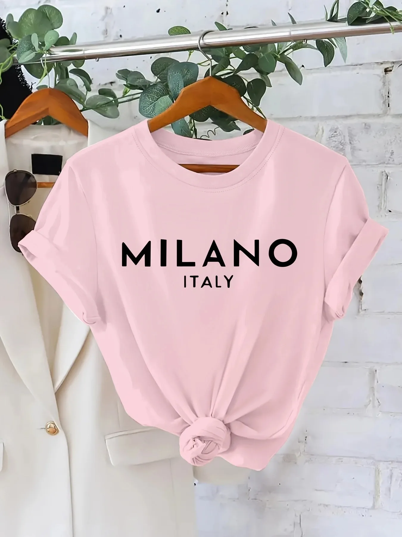 

Женская повседневная футболка из полиэстера с милан итальянским буквенным принтом, вязаный тканевый топ с короткими рукавами и круглым вырезом на все сезоны