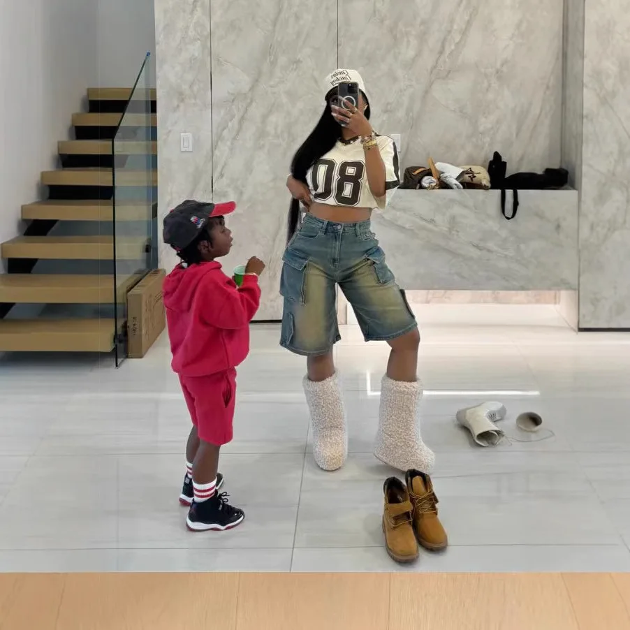 

2025 Summer New Pocket-designed Straight Denim Shorts, Women's Fashionable Loose and Casual High-waisted Distressed Denim Shorts