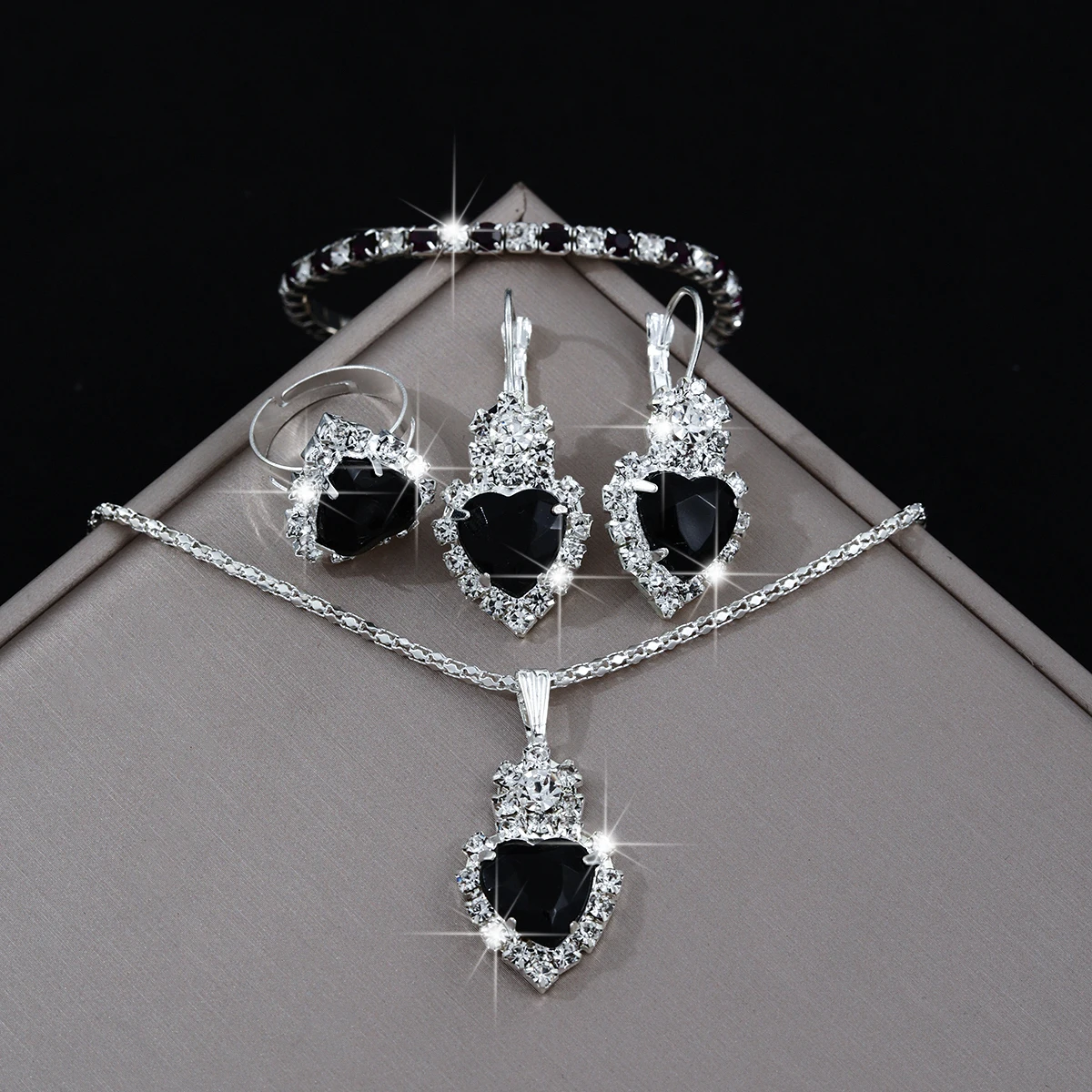 5-Piece Set of Fashionable Women's Black Heart-Shaped Design Stainless Steel Rhinestone Jewelry Set, Including Necklace, Bracelet, Earrings, and Ring, as a Holiday Gift for Her
