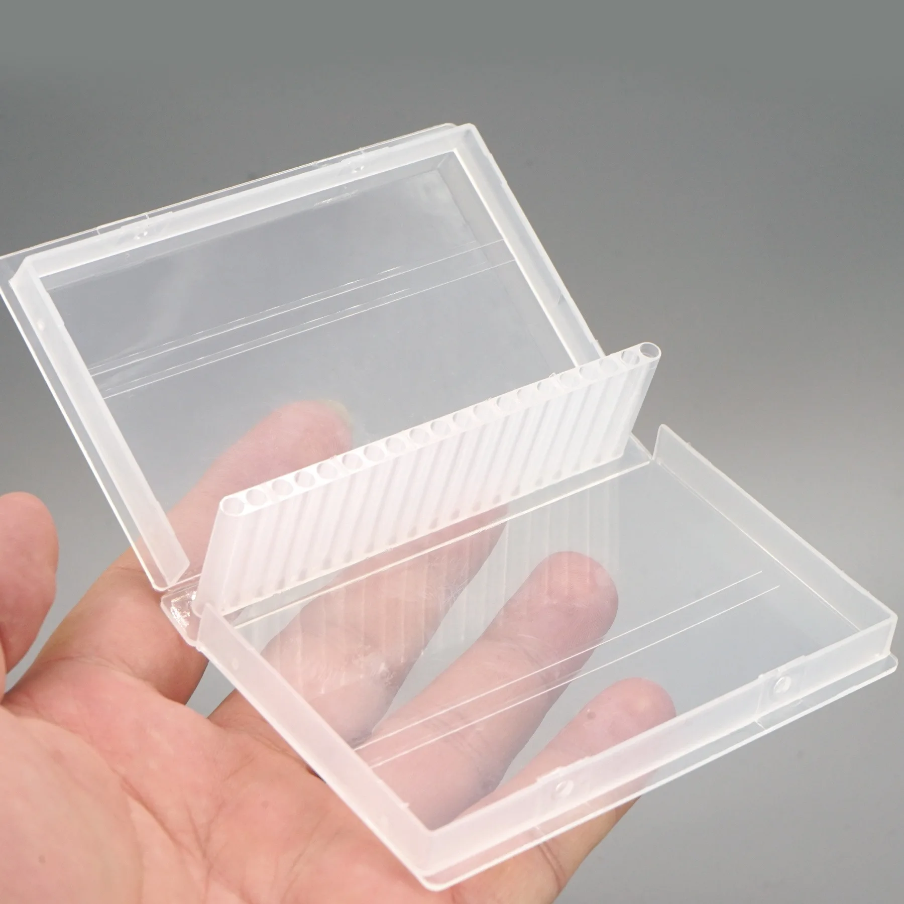 กล่องเก็บเครื่องมือพลาสติกขนาดเล็ก 20 ช่อง กล่องใส่ชิ้นส่วนพลาสติกแบบหมุนได้ สำหรับเก็บดอกสว่าน ดอกกัด และอุปกรณ์ทำเล็บ