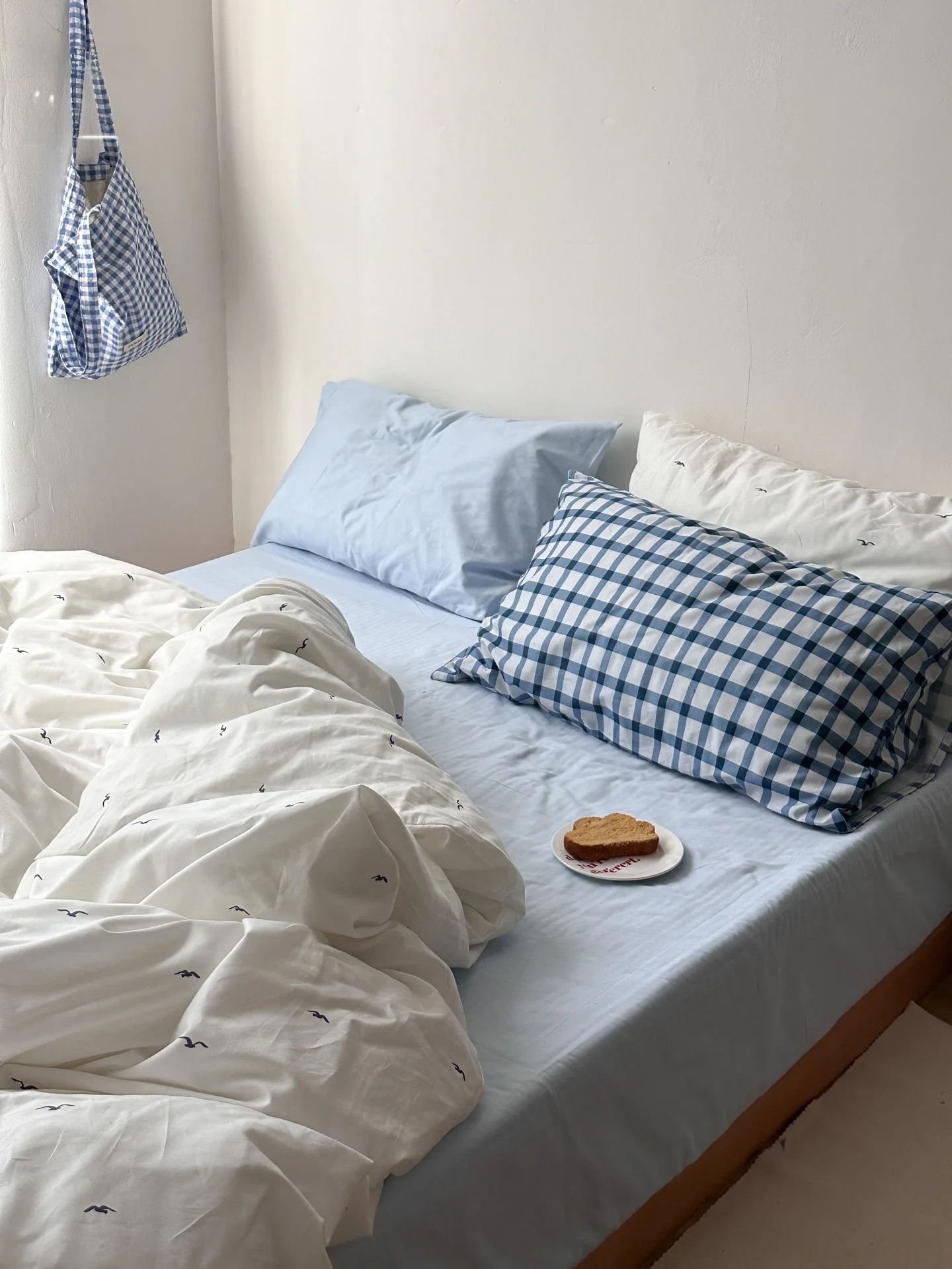 

Комплект постельного белья из 4 предметов из чистого хлопка в корейском стиле INS: синяя клетка, узор «Чайка», пододеяльник, наволочки, покрывало