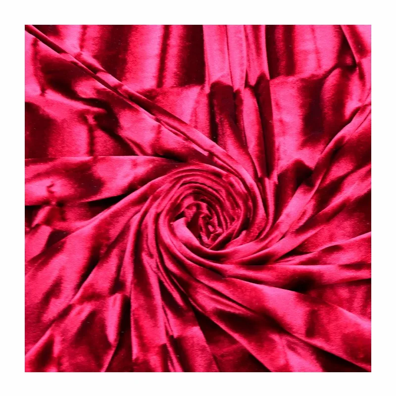 벨벳과 금색 워프 니트 원단으로 제작되었으며, 주름이 생기지 않고 엠보싱 처리된 스프레이 페인팅으로 세련된 드레스 이브닝 가운