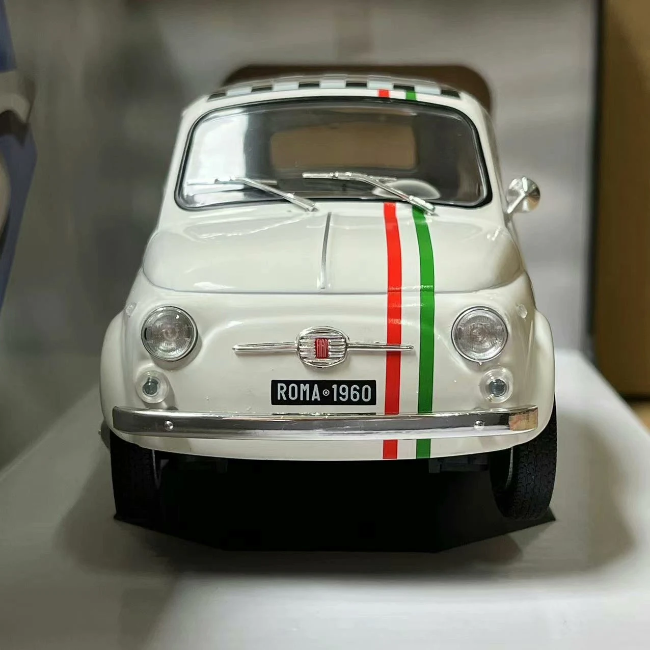 Flaws Diecast SOLIDO 1/18 Scale FIAT 500L Alloy Car Model view 4