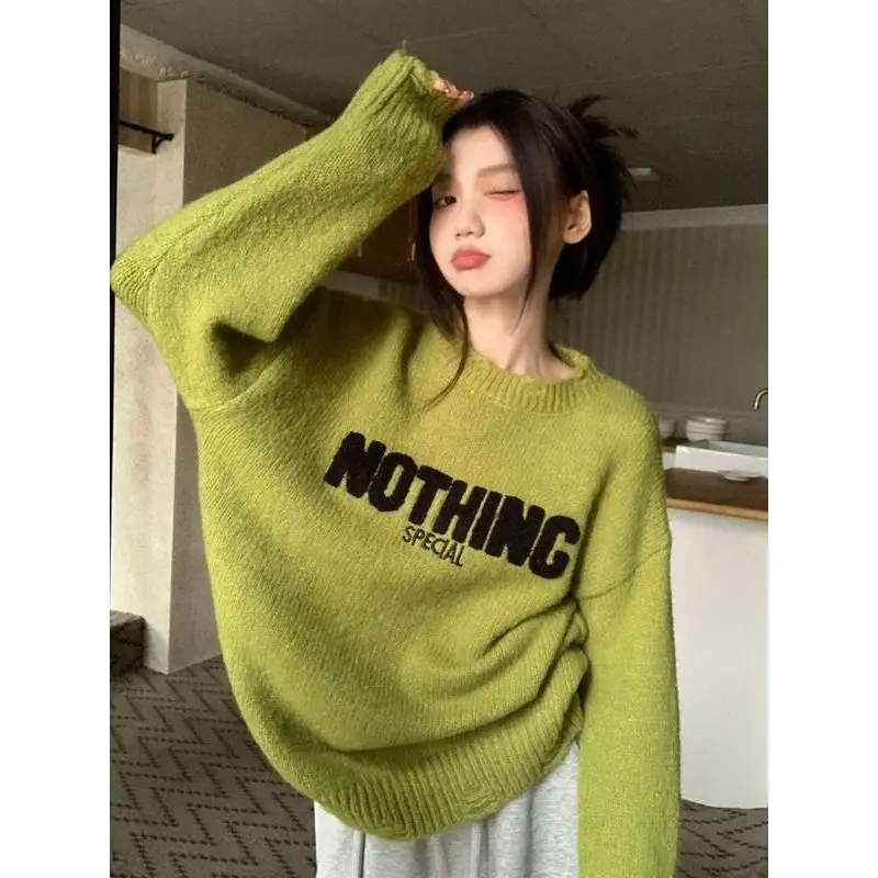 بلوفر نسائي كوري برقبة دائرية على الطراز الكسول لخريف 2025 سترة نسائية فضفاضة بتصميم حروف مطرزة