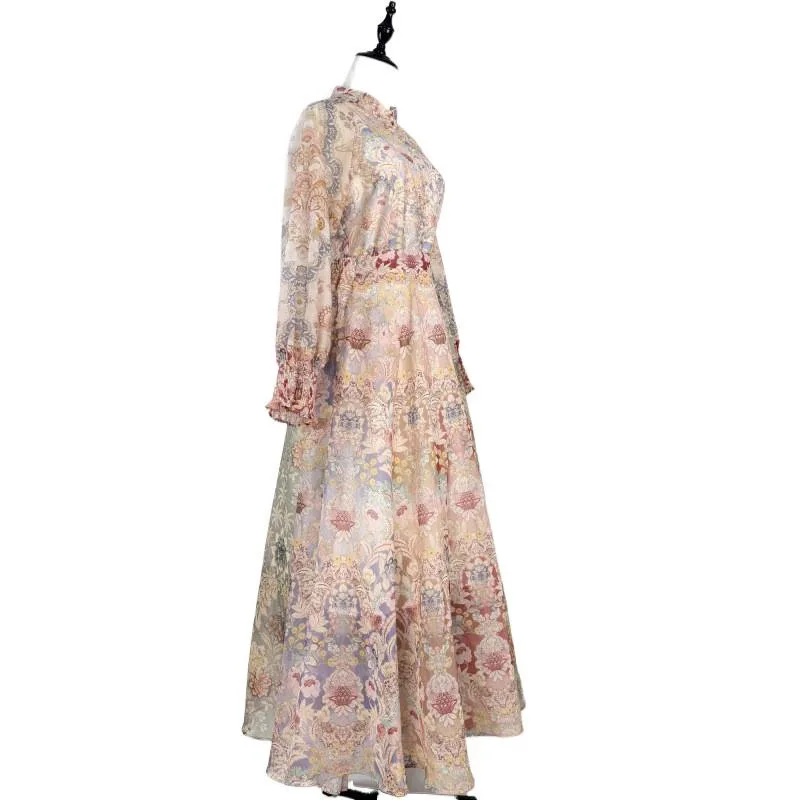 فستان نسائي بطبعة زهور عتيقة مع ياقة عالية وأكمام واسعة، مع تنورة عالية الخصر ذات حافة واسعة للغاية