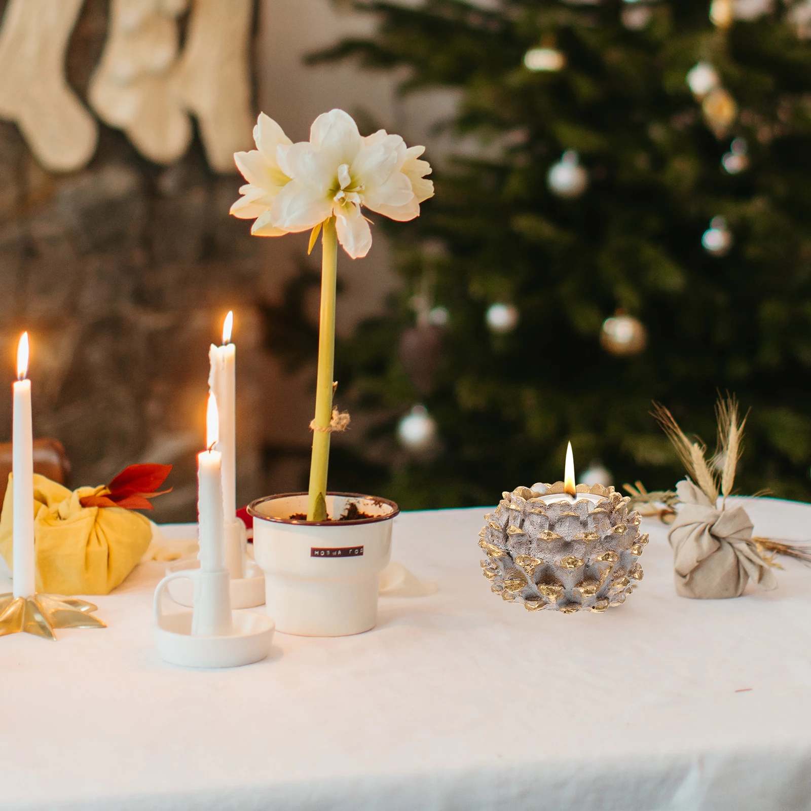 

Pine Cone Holder Resin Vintage Christmas Decoration Tabletop Decor Xmas Party Candlestick Holder Ornament