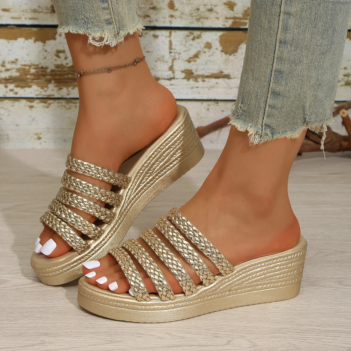Vintage Nieten-Verzierte Keilsandalen für Damen 2026 Sommer High Heels Plateau-Sandalen Übergröße 43 Knöchelriemen Strandschuhe