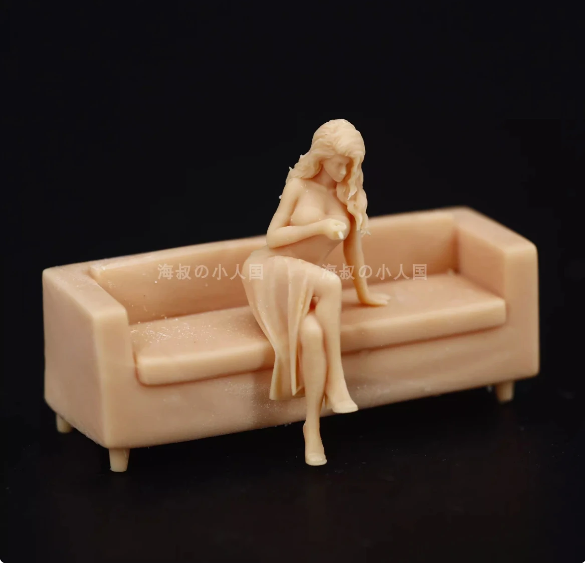 

Resin1/64 Smoking Beauty Sofa Diorama Scene Props Miniatures Figures Model For Cars Vehicles Toys Micro Photography Collection