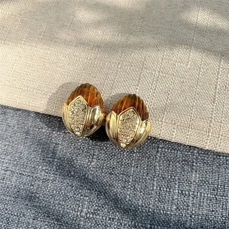 

VKVVA Fashion Jewelry Brown Rhinestone Ribbed Resin Tulip Stud Earrings or Clip-on for Women